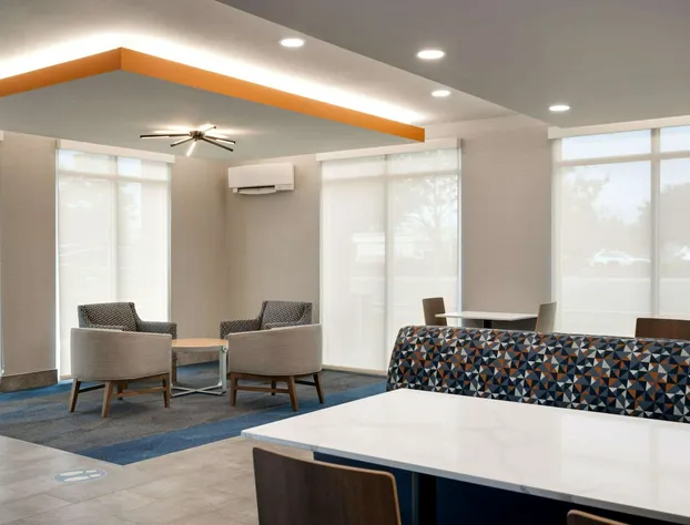 La Quinta Inn & Suites by Wyndham Springfield hotel detail image 4