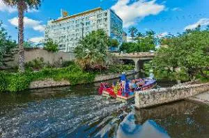 El Tropicano Riverwalk hotel hero