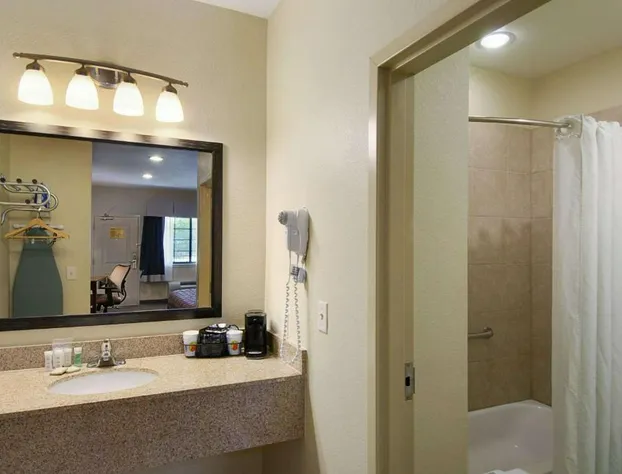 Super 8 by Wyndham Stephenville hotel detail image 3