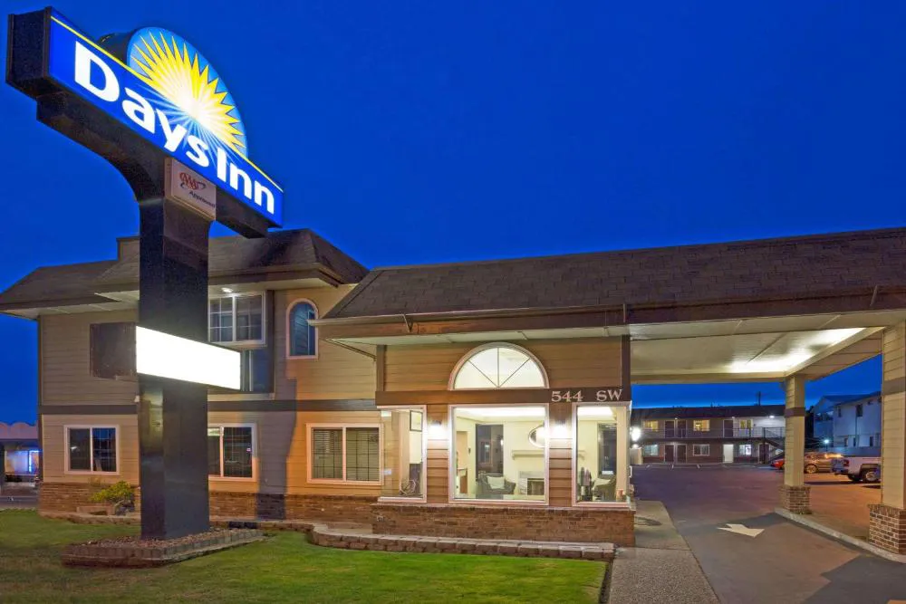Days Inn by Wyndham Newport OR hotel hero