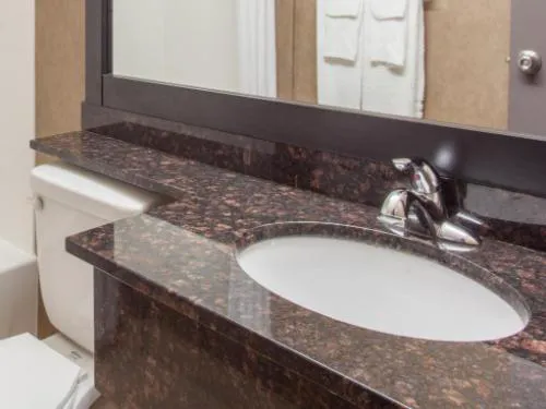 Howard Johnson by Wyndham Winnipeg West hotel detail image 3