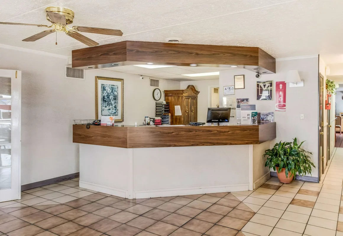 Econo Lodge hotel hero