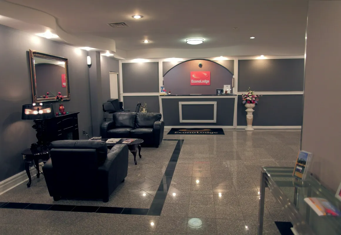 Econo Lodge London hotel hero