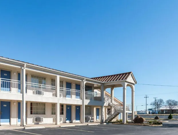 Motel 6 Stephenville, TX hotel detail image 1