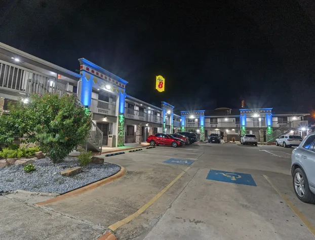 Super 8 Wyndham McAllen Downtown- City Center-Plaza Mall-Airport hotel detail image 4