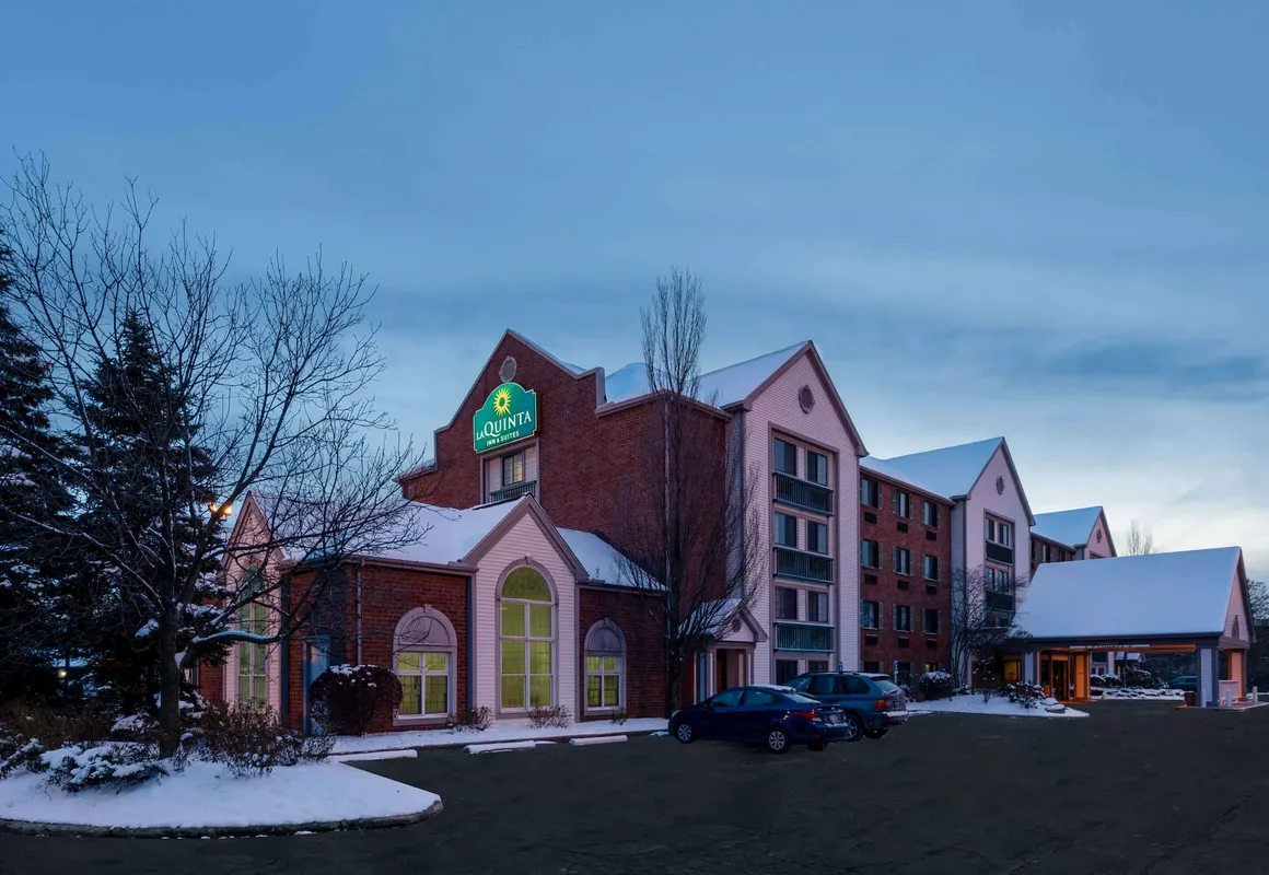 La Quinta Inn & Suites by Wyndham Cleveland Macedonia hotel hero