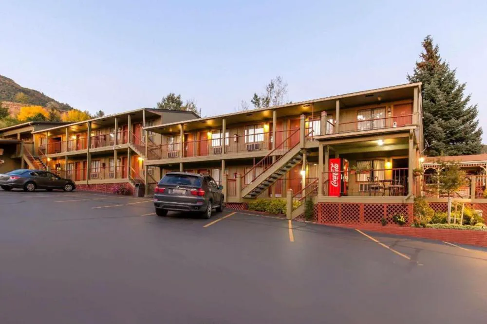 Rodeway Inn hotel hero