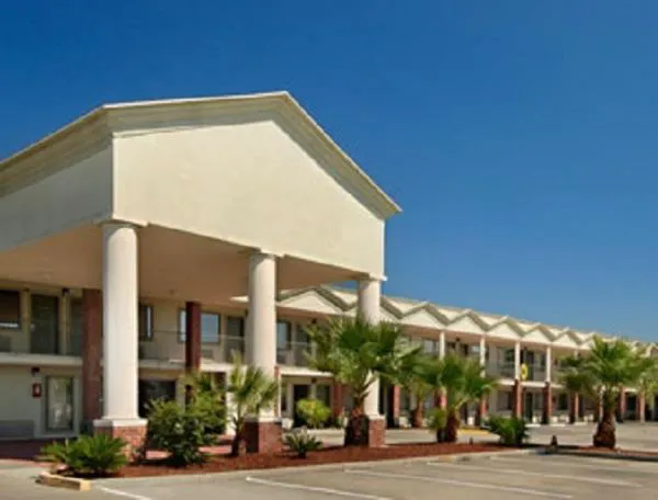 Super 8 by Wyndham Breaux Bridge hotel detail image 1