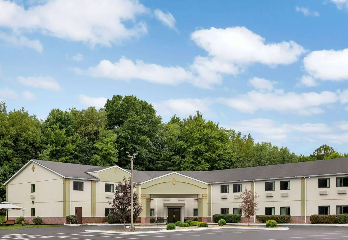 Super 8 by Wyndham Grove City hotel hero