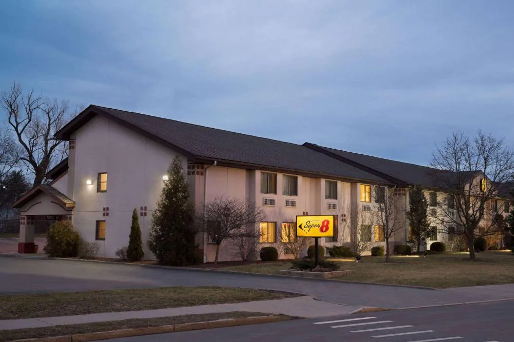 Super 8 by Wyndham Ithaca hotel hero