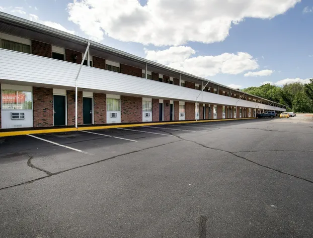 Econo Lodge Inn & Suites hotel detail image 1