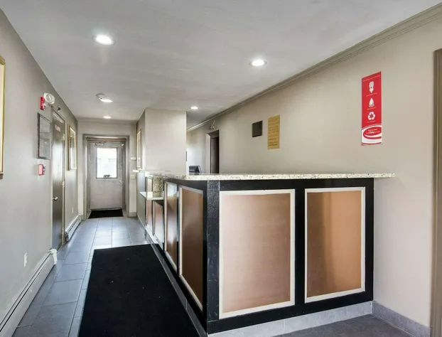 Econo Lodge Inn & Suites hotel detail image 2