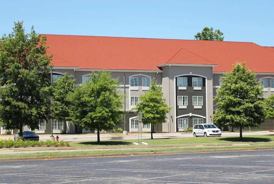 La Quinta Inn & Suites by Wyndham Huntsville Airport Madison hotel hero