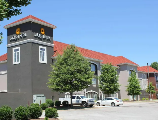 La Quinta Inn & Suites by Wyndham Huntsville Airport Madison hotel detail image 1