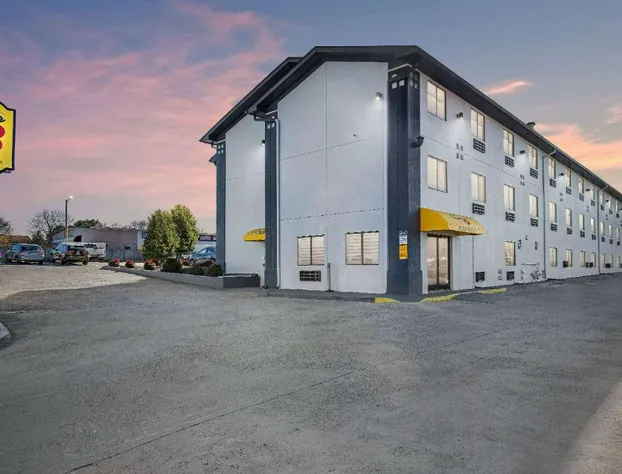 Super 8 by Wyndham Johnson City hotel detail image 1