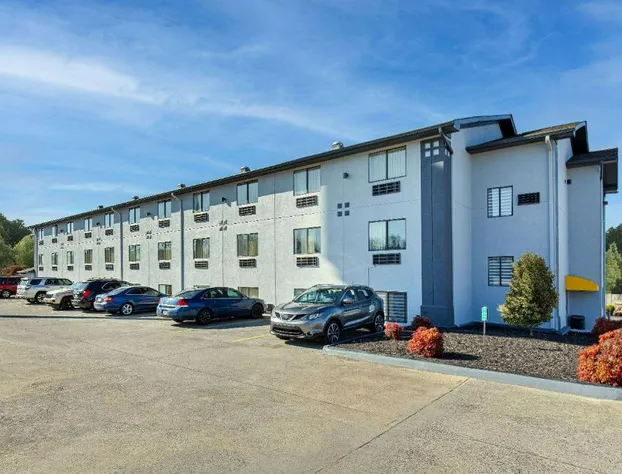 Super 8 by Wyndham Johnson City hotel detail image 2