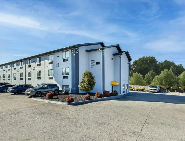 Super 8 by Wyndham Johnson City hotel detail image 3