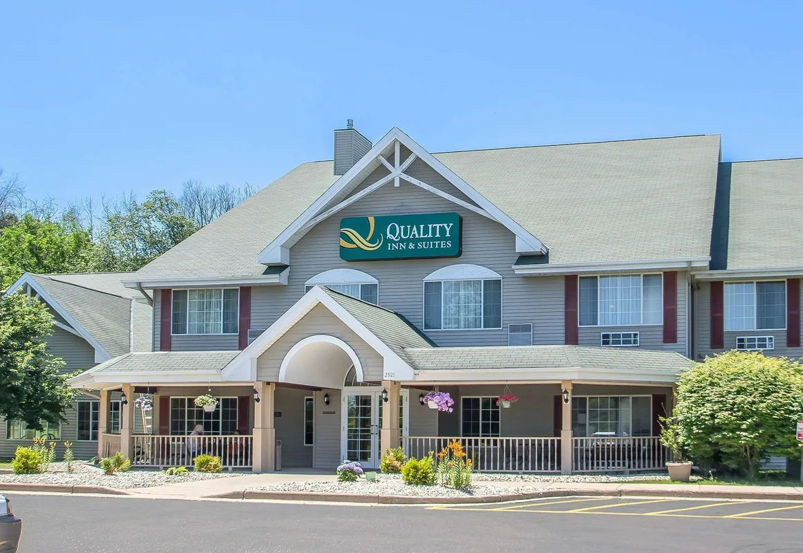 Quality Inn & Suites East Troy I-43 hotel hero