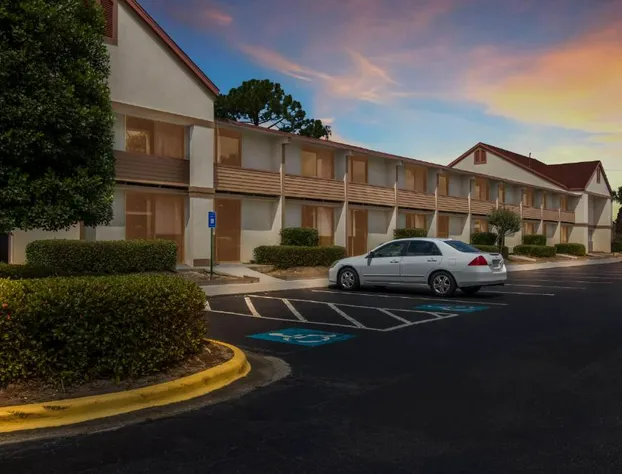 Red Roof Inn & Suites Brunswick I-95 hotel detail image 1