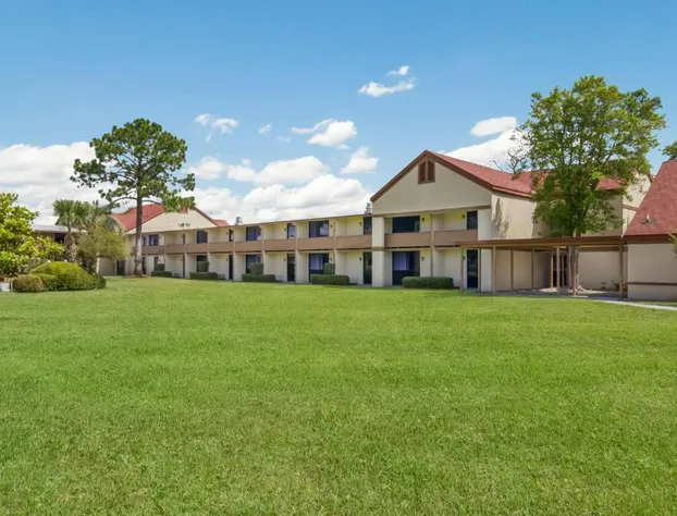 Red Roof Inn & Suites Brunswick I-95 hotel detail image 3