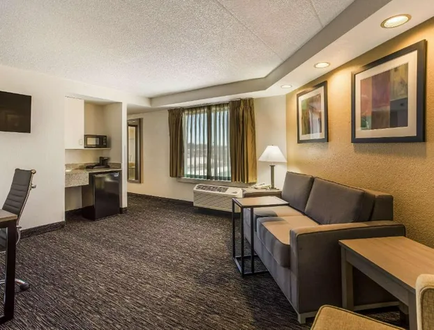 Quality Suites Milwaukee Airport hotel detail image 2