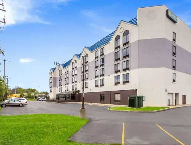 Quality Suites Milwaukee Airport hotel detail image 1