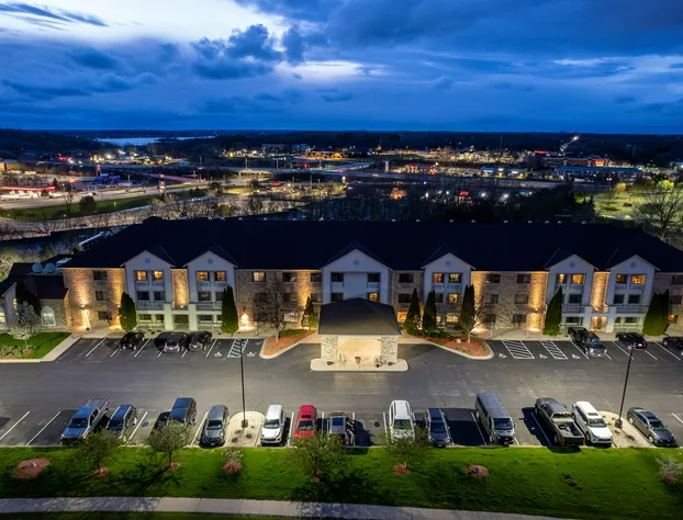La Quinta Inn & Suites by Wyndham Milwaukee Delafield hotel detail image 1