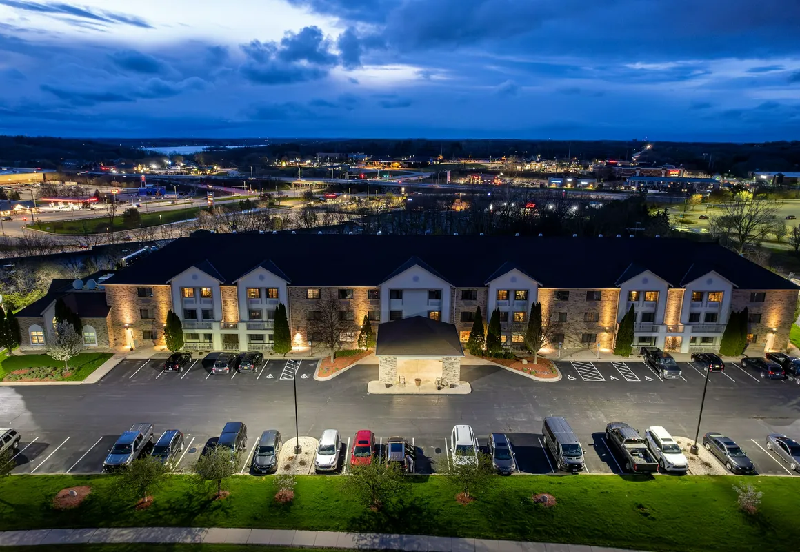 La Quinta Inn & Suites by Wyndham Milwaukee Delafield hotel hero