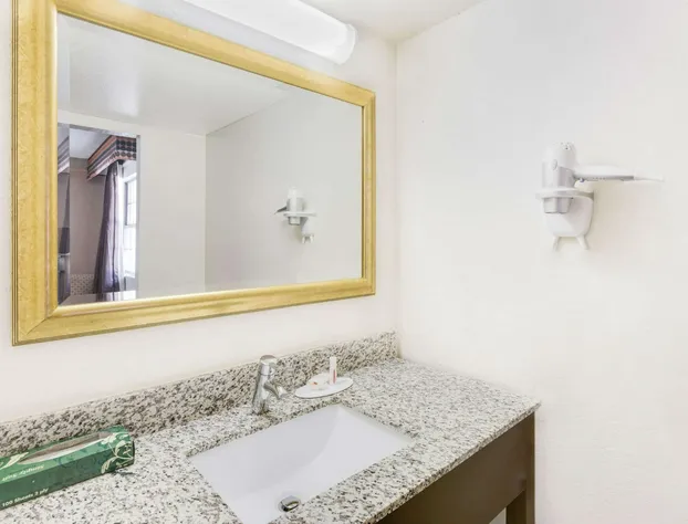 Days Inn by Wyndham Birmingham/West hotel detail image 3