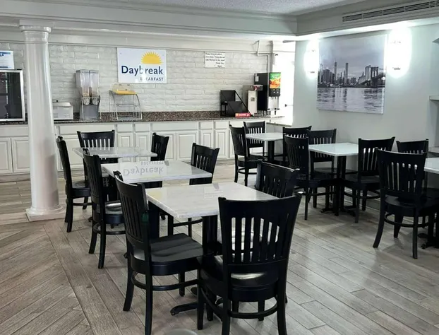 Days Inn by Wyndham Birmingham/West hotel detail image 3