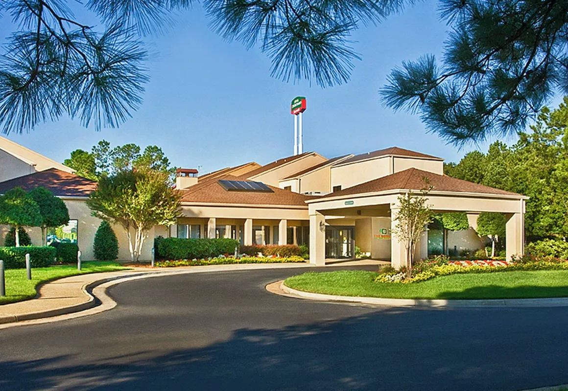 Courtyard by Marriott Hampton hotel hero