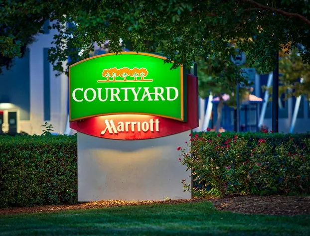 Courtyard by Marriott Hampton hotel detail image 1