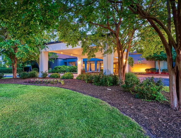 Courtyard by Marriott Hampton hotel detail image 3