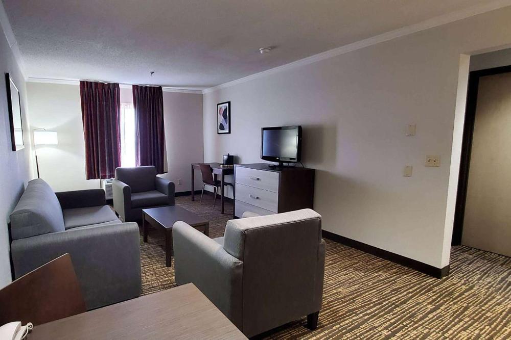Wingate by Wyndham Canton/Hall of Fame hotel hero