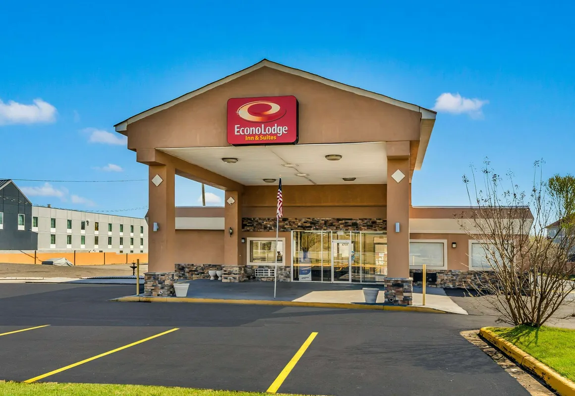 Econo Lodge Inn & Suites Macon West hotel hero
