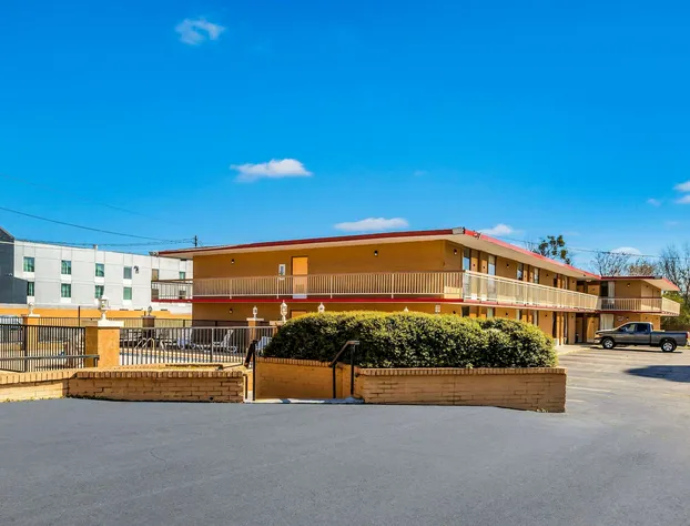 Econo Lodge Inn & Suites Macon West hotel detail image 1