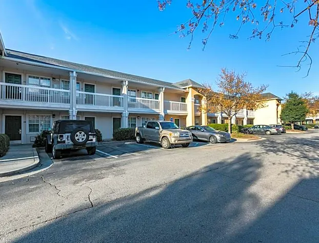 HomeTowne Studios by Red Roof Atlanta NE - Peachtree Corners hotel detail image 3