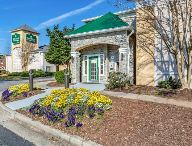 HomeTowne Studios by Red Roof Atlanta NE - Peachtree Corners hotel detail image 3