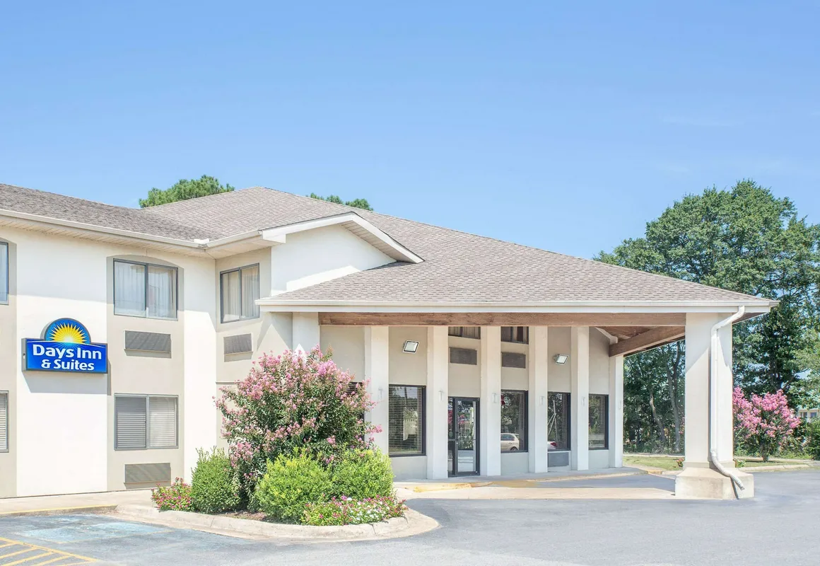 Days Inn & Suites by Wyndham Brinkley hotel hero