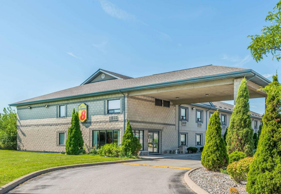 Super 8 by Wyndham Ambassador Bridge Windsor ON hotel hero