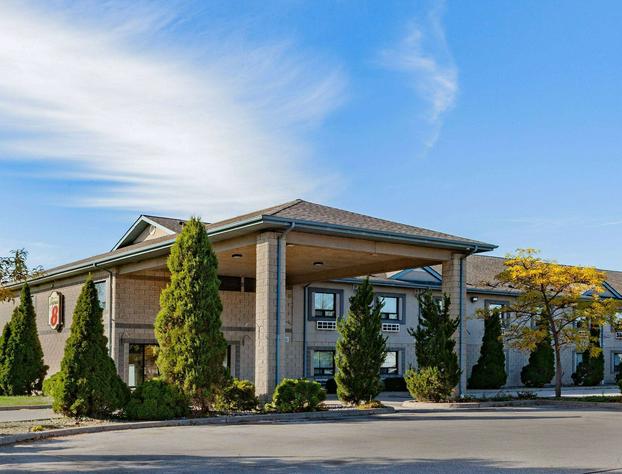 Super 8 by Wyndham Ambassador Bridge Windsor ON hotel detail image 1