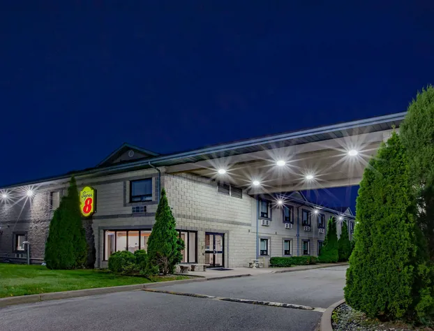 Super 8 by Wyndham Ambassador Bridge Windsor ON hotel detail image 2