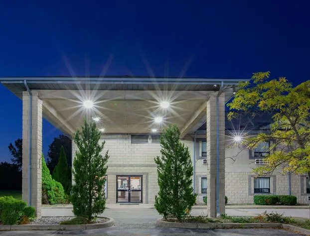 Super 8 by Wyndham Ambassador Bridge Windsor ON hotel detail image 3