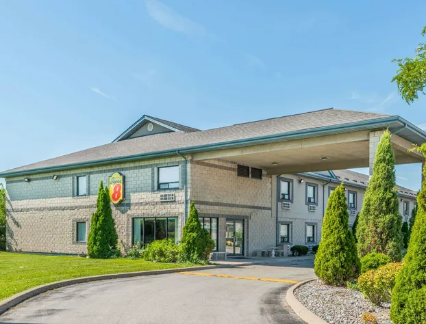 Super 8 by Wyndham Ambassador Bridge Windsor ON hotel detail image 1
