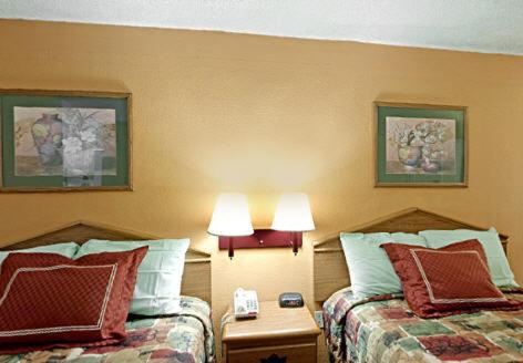 Rodeway Inn Canton I-55 hotel detail image 1