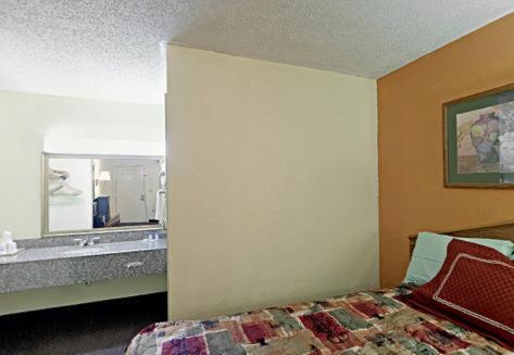 Rodeway Inn Canton I-55 hotel detail image 4