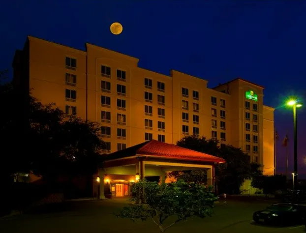 La Quinta Inn & Suites by Wyndham San Antonio Medical Ctr NW hotel detail image 1