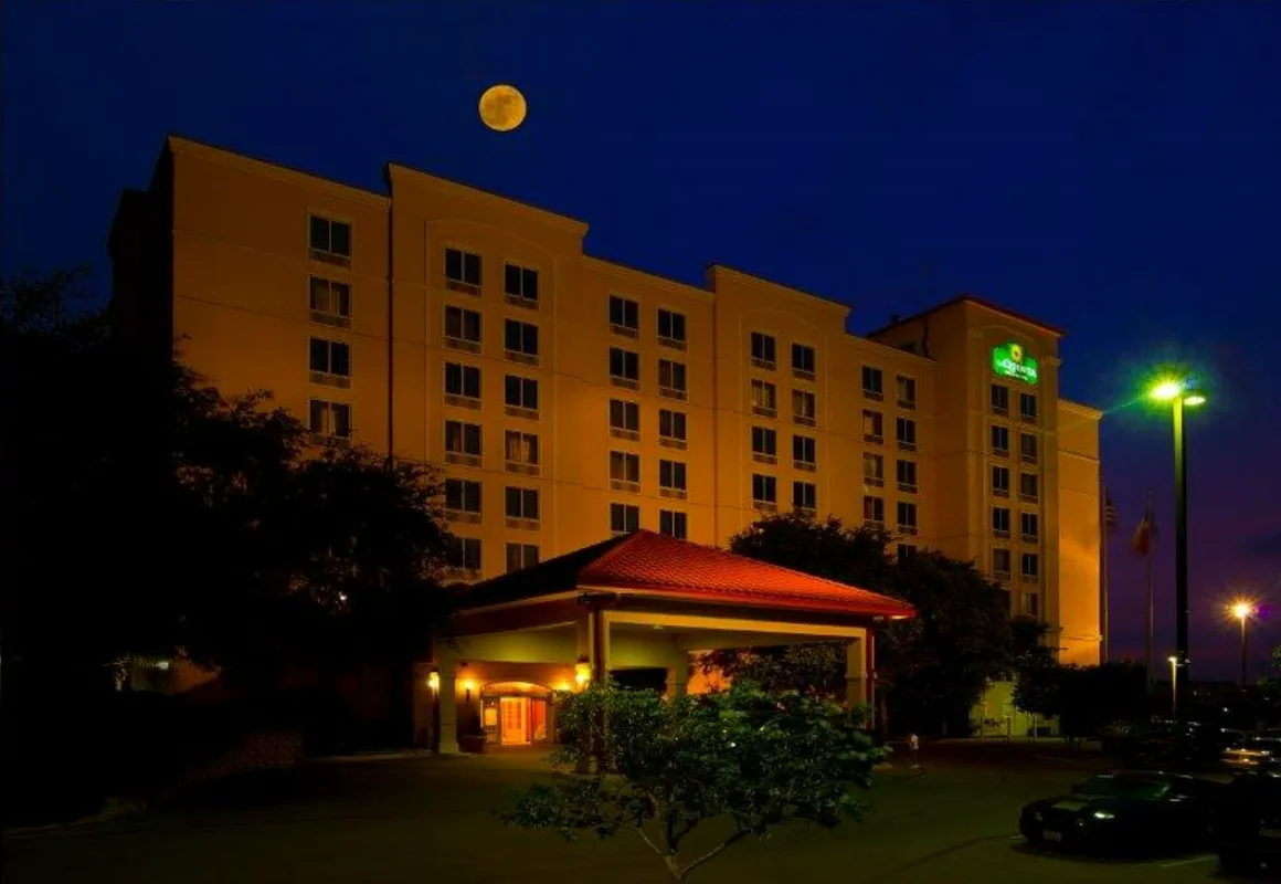 La Quinta Inn & Suites by Wyndham San Antonio Medical Ctr NW hotel hero