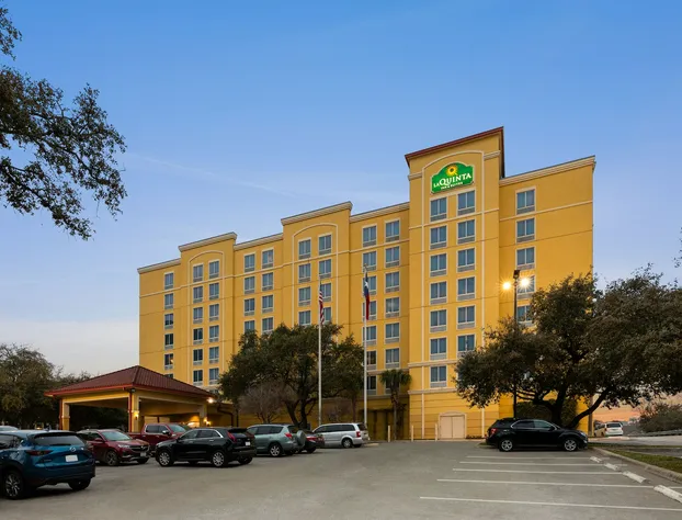 La Quinta Inn & Suites by Wyndham San Antonio Medical Ctr NW hotel detail image 1