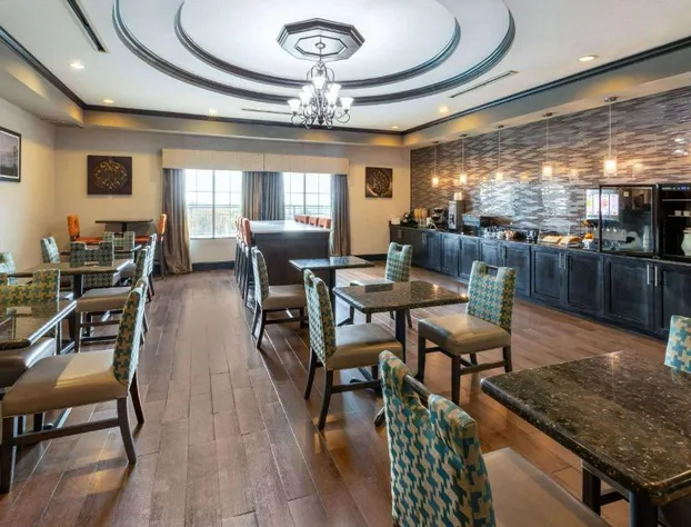 La Quinta Inn & Suites by Wyndham Fort Worth - Lake Worth hotel detail image 1